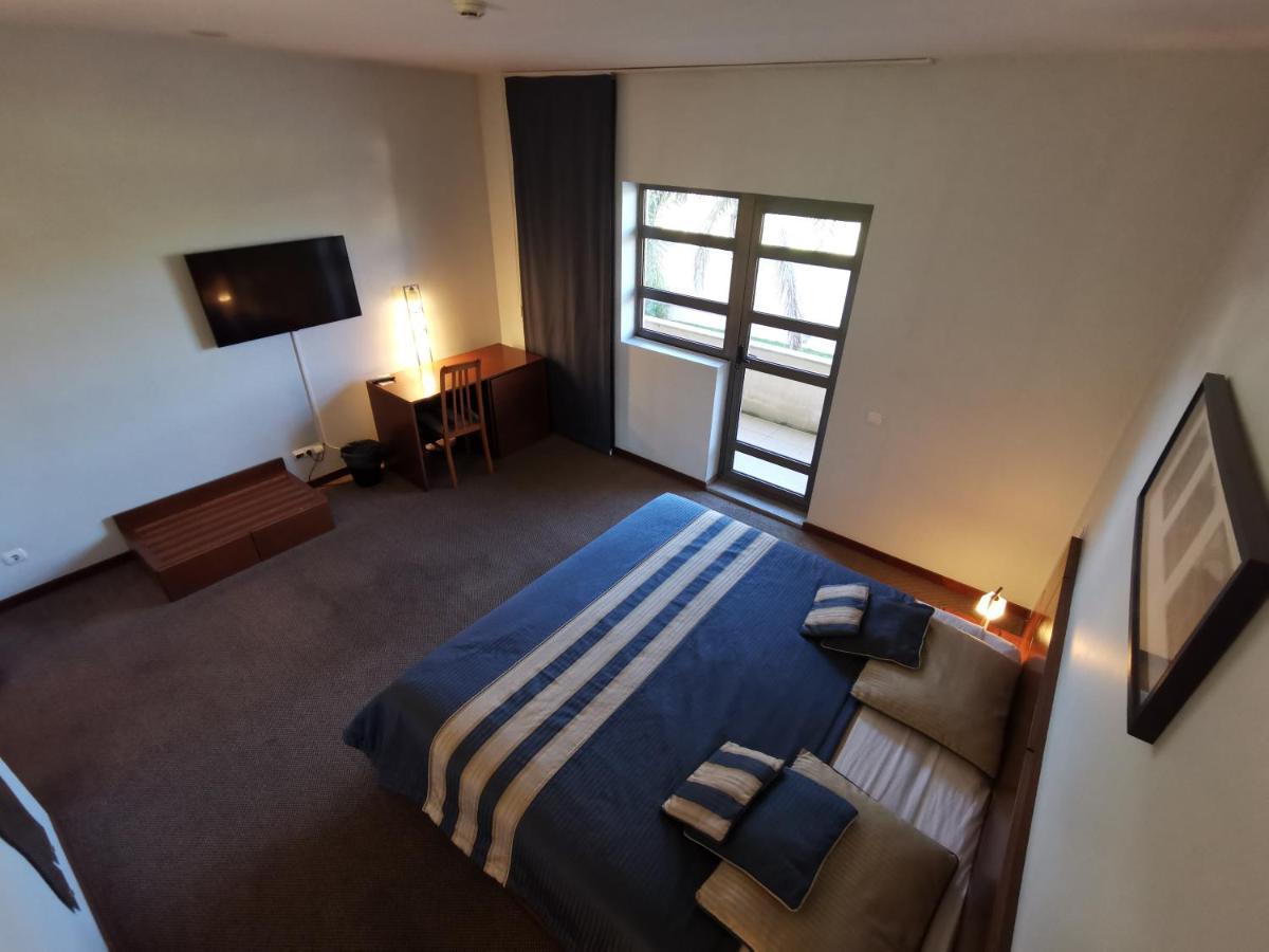 Hotel La Fontaine Езмориз Екстериор снимка