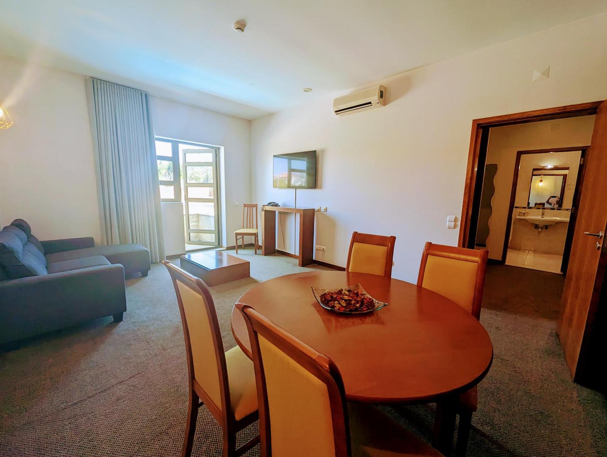 Hotel La Fontaine Езмориз Екстериор снимка