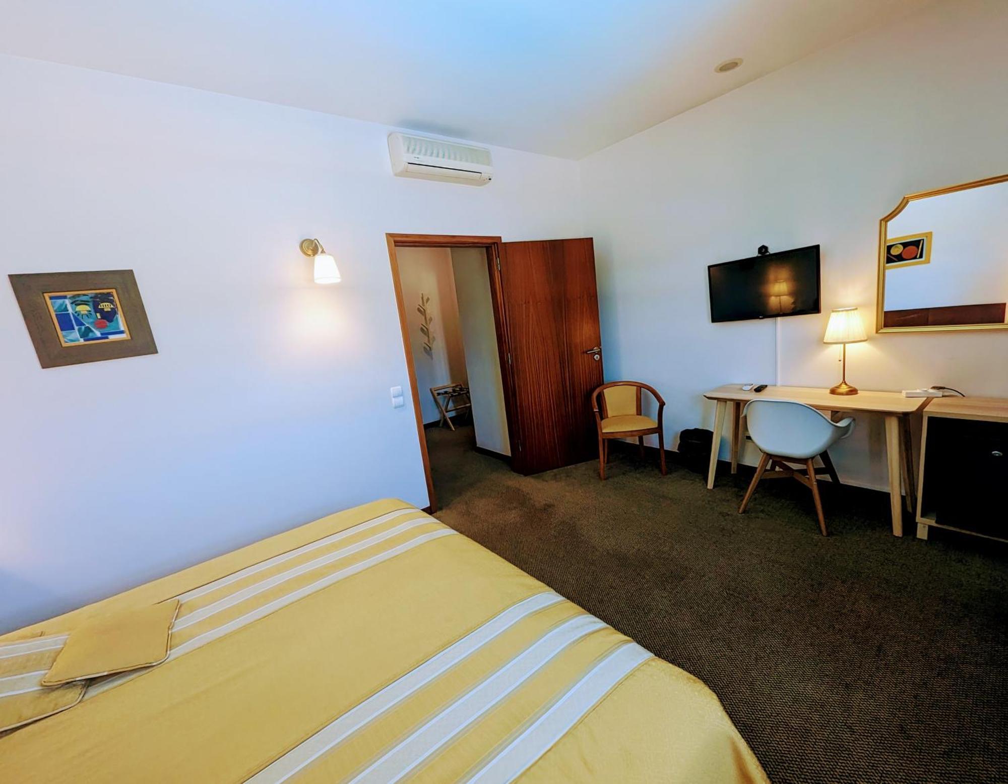 Hotel La Fontaine Езмориз Екстериор снимка